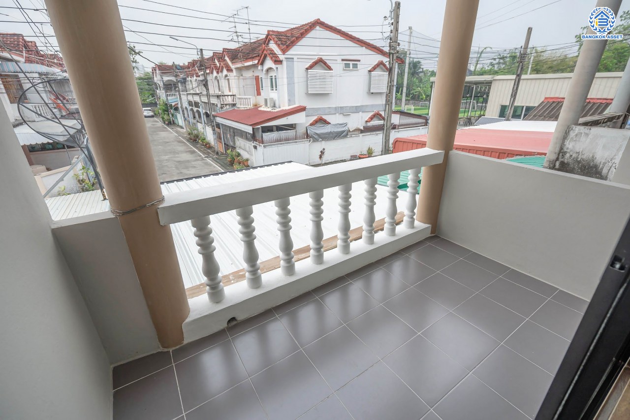 บ้านมือสองตกแต่งใหม่ โครงการ ช.รุ่งเรือง4 กรุงเทพฯ-นนทบุรี พร้อมอยู่ เนื้อที่ 18 ตร.ว. ฟังก์ชัน 2 ห้องนอน 2 ห้องน้ำ จอดรถได้ 1 คัน บนสุดยอดทำเล! เชื่อมถนนพิบูลย์สงคราม, วงศ์สว่าง, นครอินทร์ และติวานนท์ ใกล้จุดขึ้นทางด่วนศรีรัช-วงแหวนรอบนอก และรถไฟฟ้า "สถานีแยกติวานนท์"...